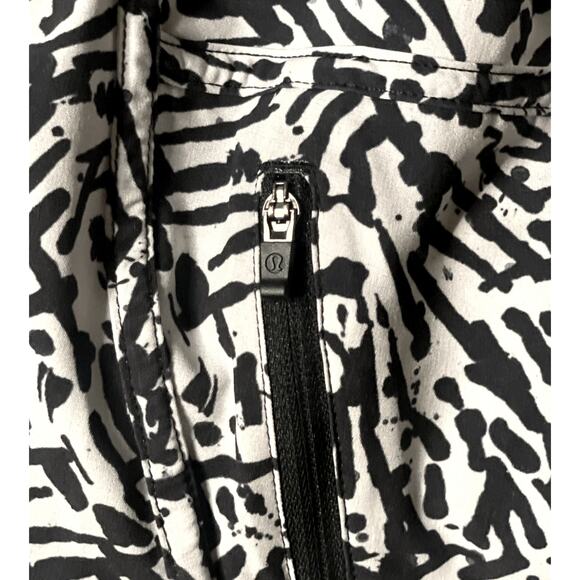 Lululemon Tracker Short III *4-way Stretch - Picture 10 of 16